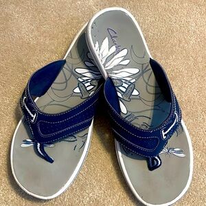CLARKS NAVY/WHITE FLIP FLOPS 9-10 EC